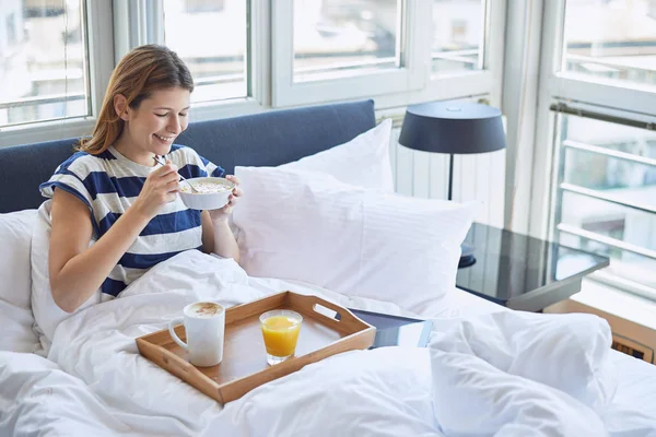 Mujer bonita desayunando —  Fotos de Stock