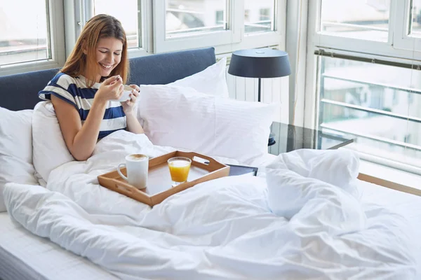 Pretty woman eating breakfast — Stock Photo, Image