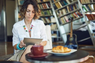 İnternette sörf yapan kadın 