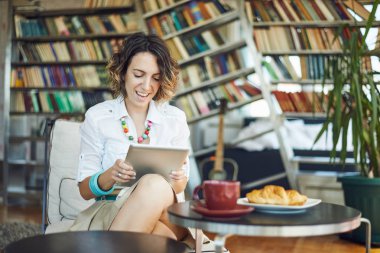 İnternette sörf yapan kadın