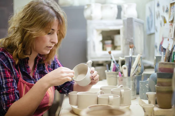 Femme Fabrication de poterie — Photo