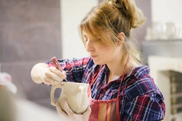 Femme Fabrication de poterie — Photo