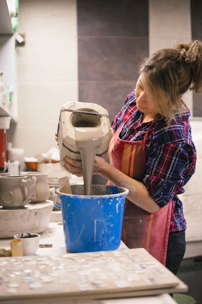 女人制作陶器 — 图库照片