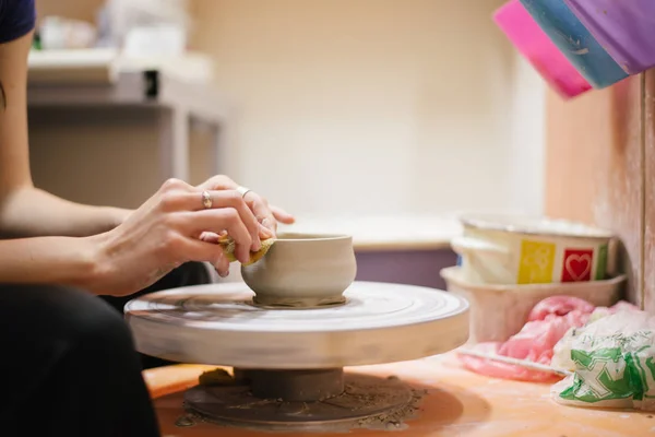 Vrouw maken aardewerk — Stockfoto