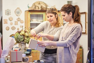 İki kadın Hediyelik ambalaj