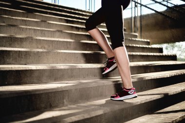 çalışan genç bir kadın