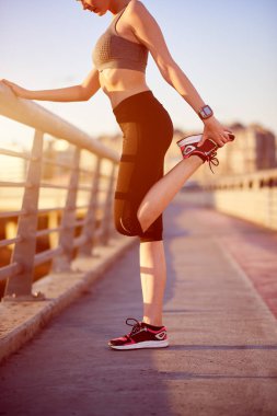 Bacağını uzatan bir kadın.