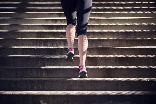 Young woman running — Stock Photo, Image