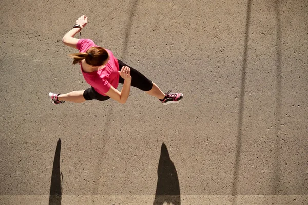 Young woman running — Stock Photo, Image