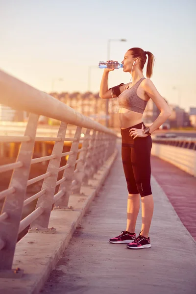 Bella atleta di fitness donna — Foto Stock