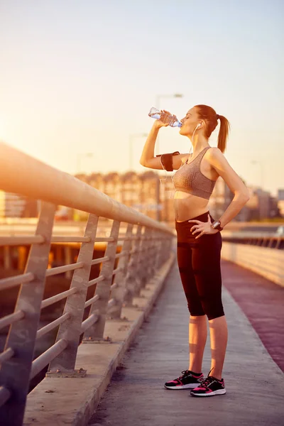 Piękny fitness lekkoatletka kobieta — Zdjęcie stockowe