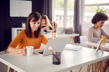 gençlerin modern ofis 