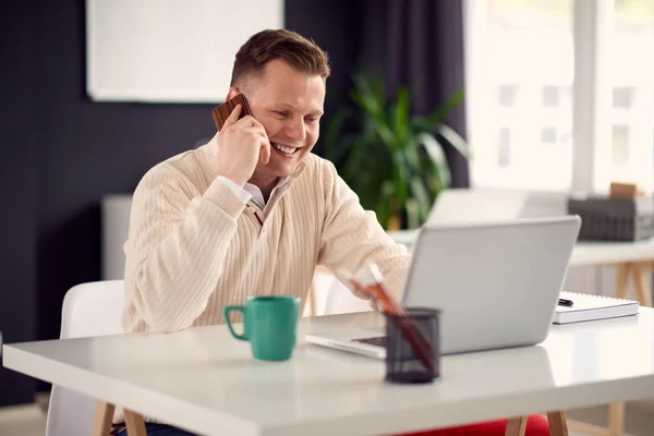 Uomo che lavora in ufficio moderno — Foto Stock