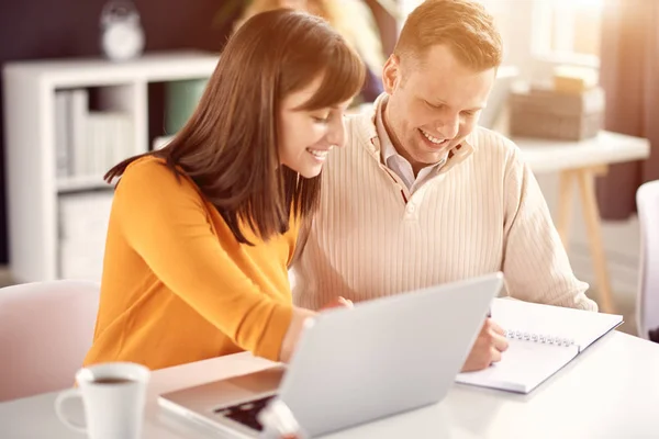 Les jeunes dans le bureau moderne — Photo