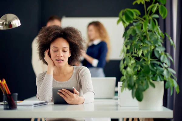 Junge Leute im modernen Büro — Stockfoto