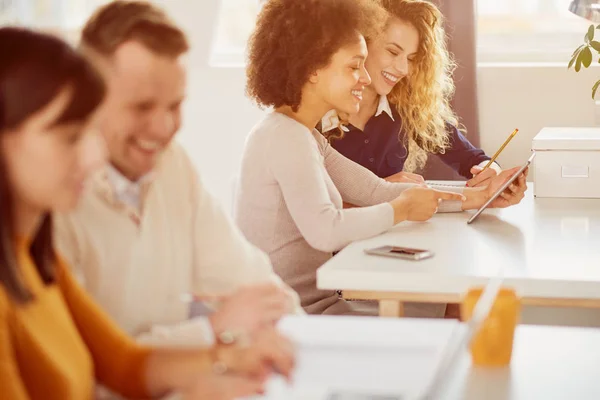 Ungdomar i moderna kontor — Stockfoto