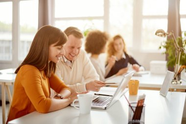 Modern ofisinde çalışan iş adamları