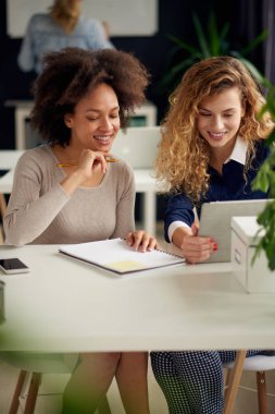 Modern ofisinde çalışan iş adamları