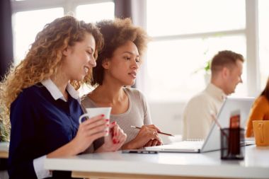 Modern ofisinde çalışan iş adamları