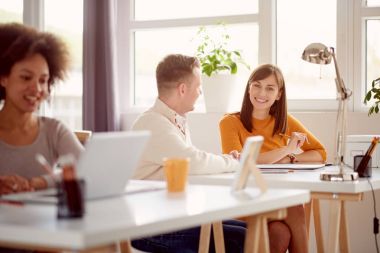 Modern ofisinde çalışan iş adamları