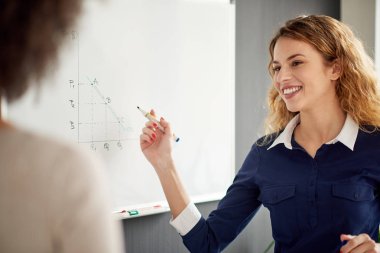 Modern ofisinde çalışan iş adamları