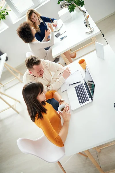 Empresarios que trabajan en una oficina moderna — Foto de Stock