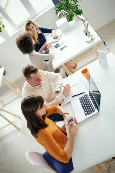Businesspeople working in modern office — Stock Photo, Image
