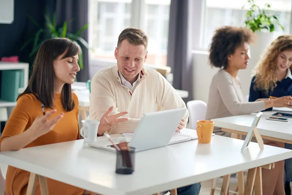 Imprenditori che lavorano in uffici moderni — Foto Stock