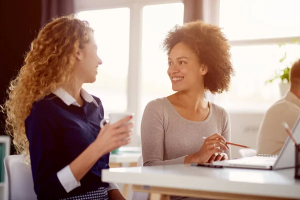 Businesspeople working in modern office — Stock Photo, Image