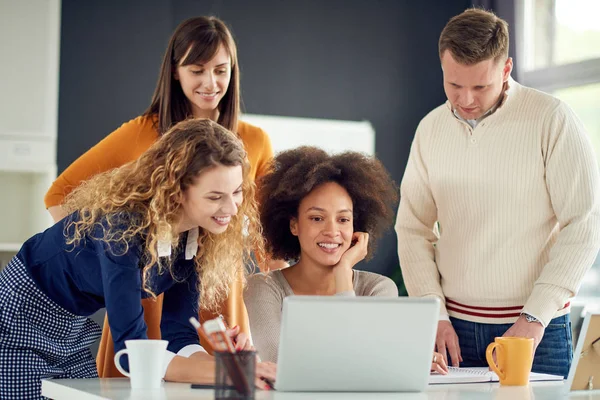 Modern ofisinde çalışan iş adamları