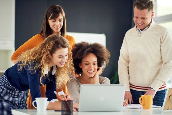 Imprenditori che lavorano in uffici moderni — Foto Stock