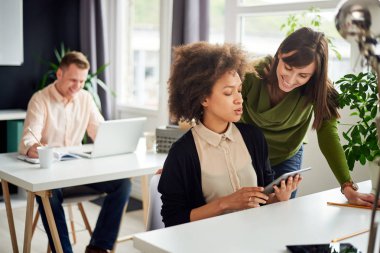 Modern ofisinde çalışan iş adamları