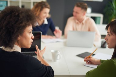 Modern ofisinde çalışan iş adamları