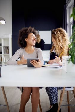 Modern ofisinde çalışan iş adamları