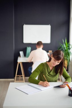 Modern ofisinde çalışan iş adamları