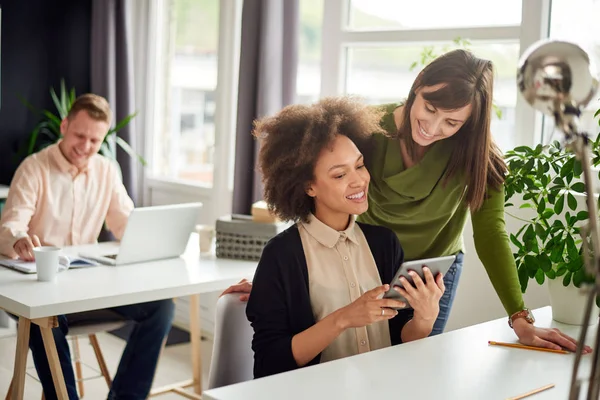 Businesspeople working in modern office — Stock Photo, Image