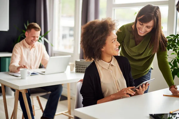 Imprenditori che lavorano in uffici moderni — Foto Stock