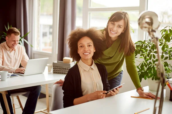 Businesspeople working in modern office — Stock Photo, Image