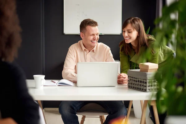 Businesspeople working in modern office — Stock Photo, Image