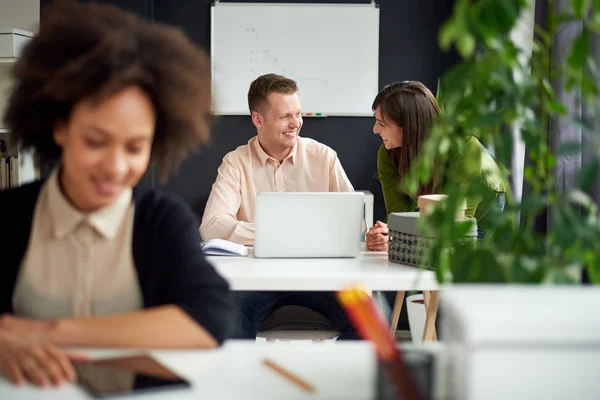 Empresarios que trabajan en una oficina moderna — Foto de Stock