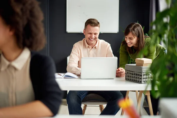 Businesspeople working in modern office — Stock Photo, Image