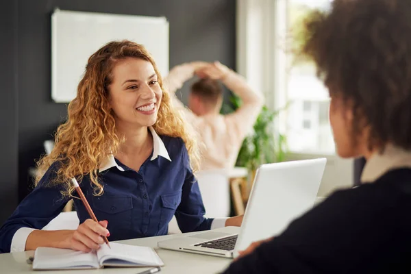 Empresarios que trabajan en una oficina moderna — Foto de Stock