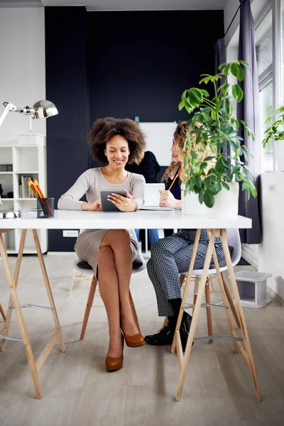 Businesspeople working in modern office — Stock Photo, Image