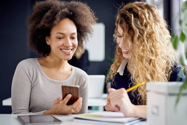 Businesspeople working in modern office — Stock Photo, Image