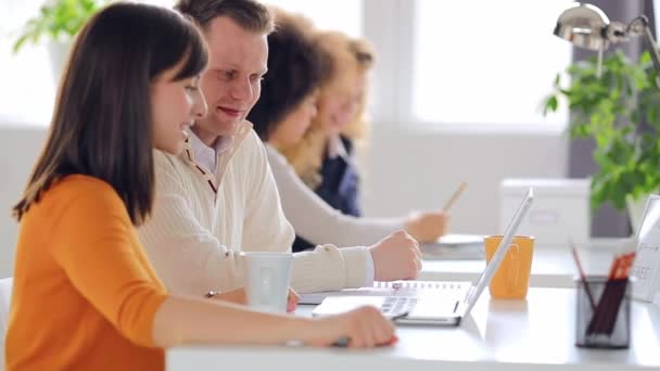 Erfolgreiche Geschäftsleute im modernen Büro — Stockvideo