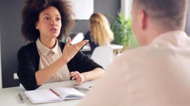 Genç kadın erkek müvekkili konuşuyor