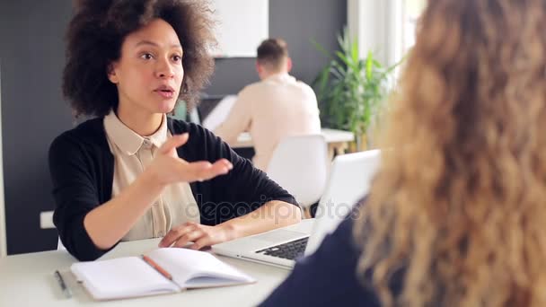 Jonge vrouw is in gesprek met haar cliënt in het kantoor — Stockvideo