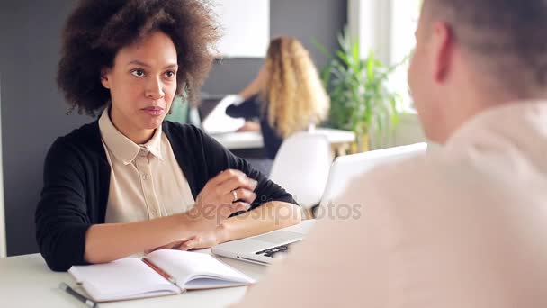 Jovem mulher está falando com seu cliente masculino — Vídeo de Stock