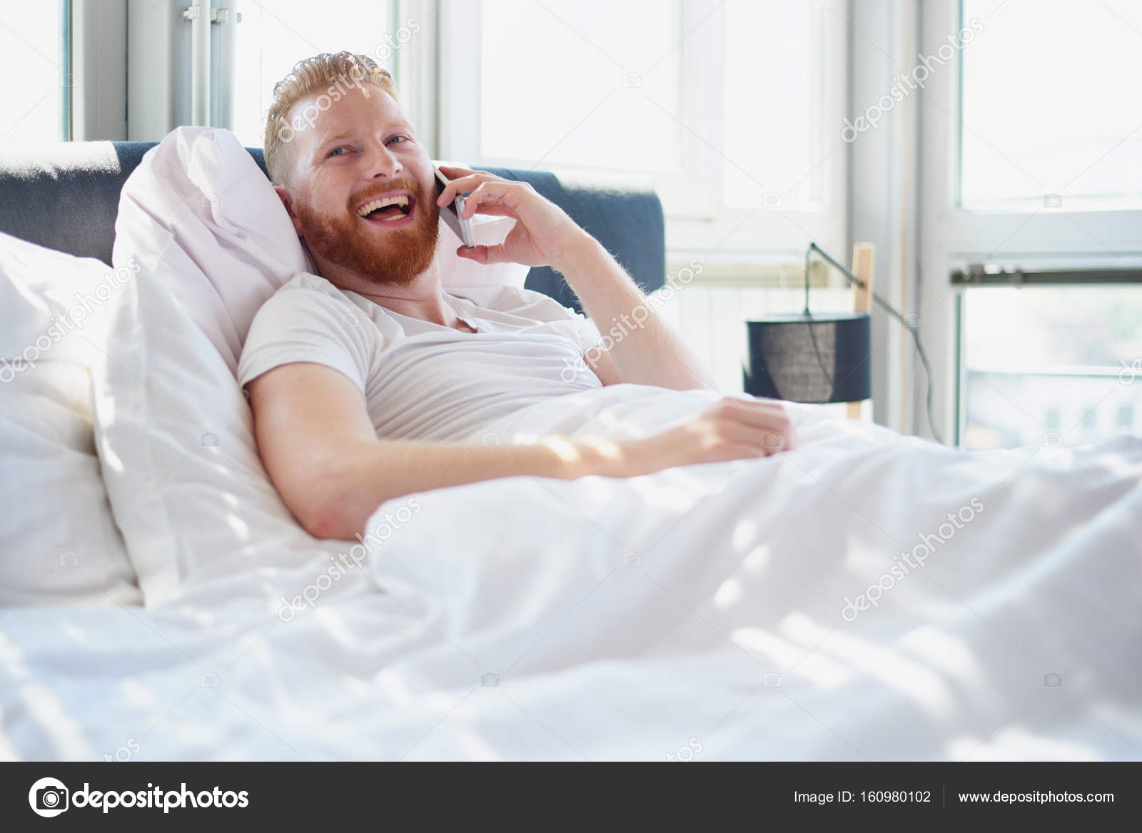 Resultado de imagen para personas hablando por telefono en un hospital