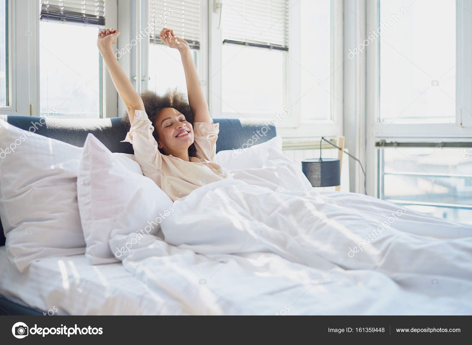 Девушка проснулась. Мужчина тянется за телефоном с кровати. Уставшая женщина. Девушка проснулась. Девушка проснулась.